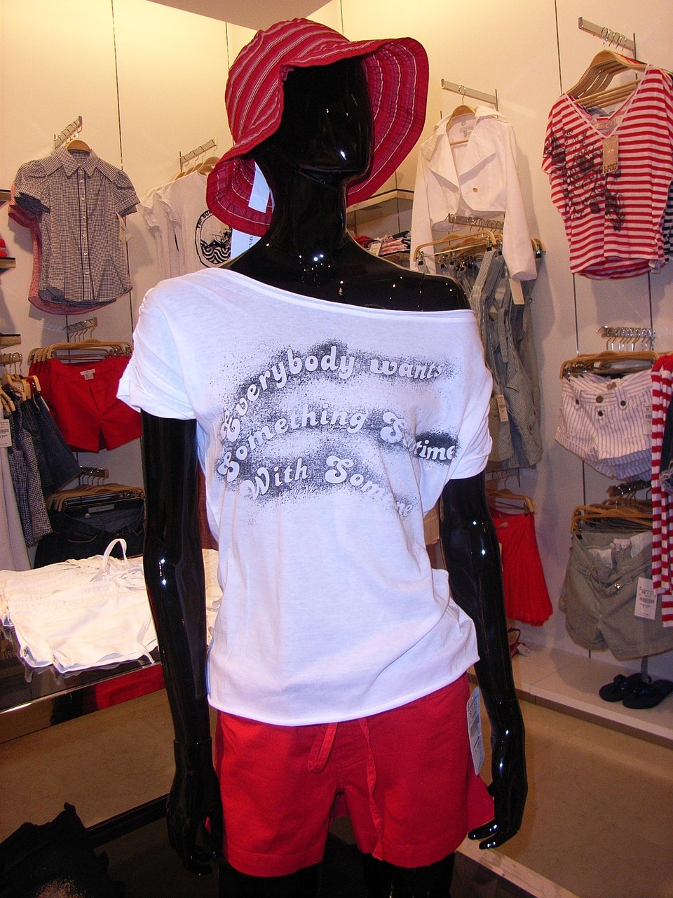 吉丘古兒新款服飾系列，時尚與經(jīng)典的完美融合